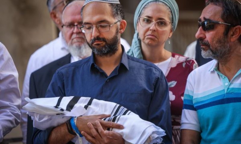 הלווייתו של רביד חיים גז, שנולד לאחר שאמו צאלה גז נרצחה על ידי מחבל [צילום: חיים גולדברג/פלאש 90]