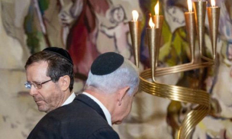 נתניהו והרצוג בטקס יום השואה [צילום: יונתן זינדל/פלאש 90]