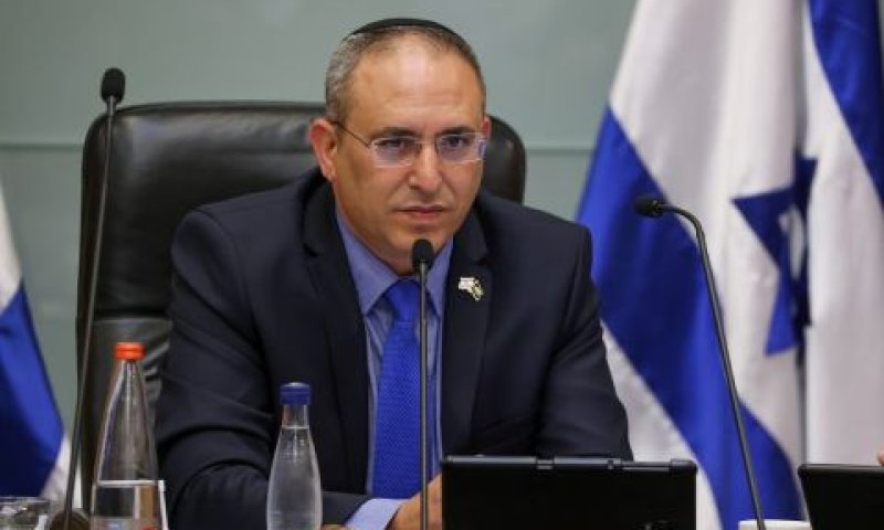רביבו. עומד לצד אחיו [צילום: נועם מושקוביץ/דוברות הכנסת]
