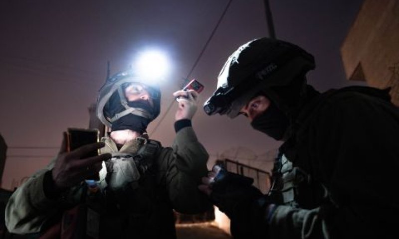 לוחמי צה"ל בכפר זעתרה שבחטיבת עציון, מיפוי בתי המחבלים שביצעו הפיגוע במחסום א-זעים [צילום: דובר צה"ל]