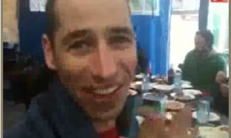 אוכלים חומוס בירושלים