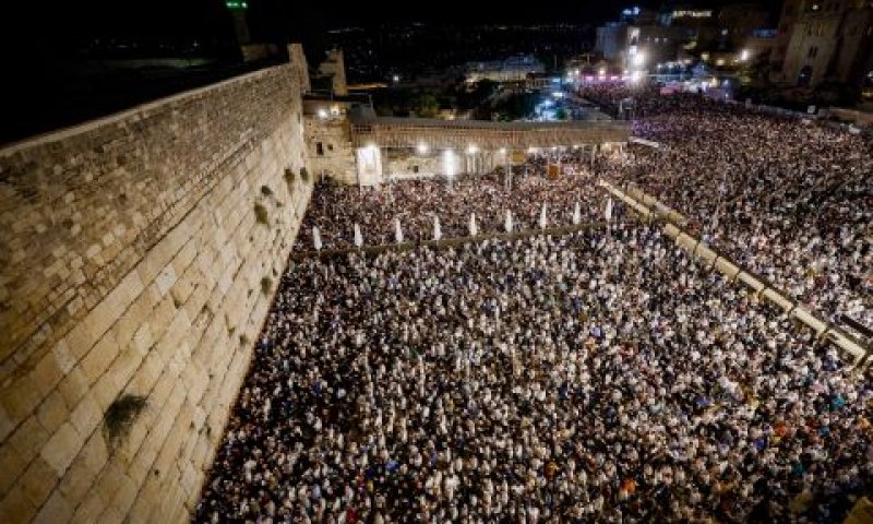 זליחות בכותל המערבי [צילום: חיים גולדברג/פלאש 90]