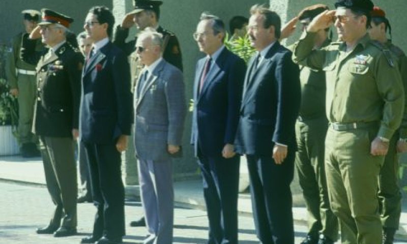 דן שומרון, משה ארנס בתקופת מלחמת המפרץ [צילום: ארכיון צה"ל במשרד הביטחון]