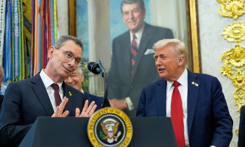 מנכ"ל פייזר אלברט בורלה עם הנשיא טראמפ [צילום: אלכס ברנדון/AP]