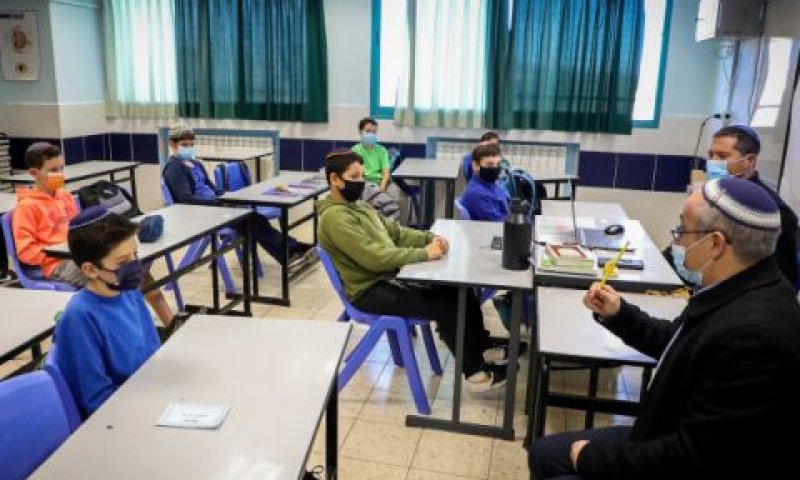 תלמידים ומורים בכיתה באפרת [צילום: גרשון אלינסון/פלאש 90]
