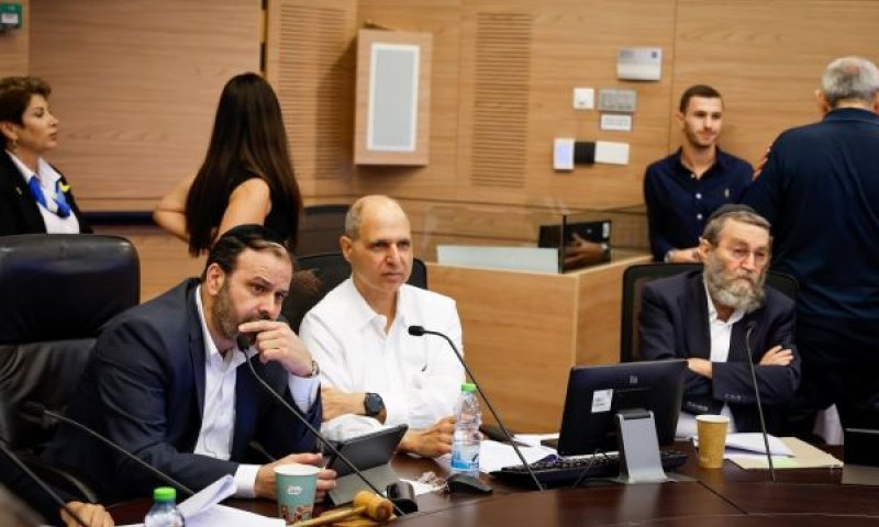 אחרי 12 שעות דיון [צילום: נועם מושקוביץ/דוברות הכנסת]