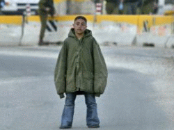 הילד עם חגורת הנפץ מוסתרת במעיל הדובון
