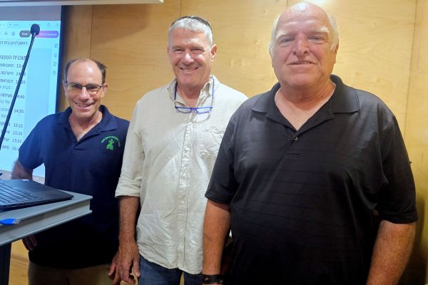 אבי ברוך סמנכ"ל המועצה להאבקה ודבש, גיל שצברג מנכ''ל מועצת הדבש, אהד אפיק שה"מ, רכז הכנס