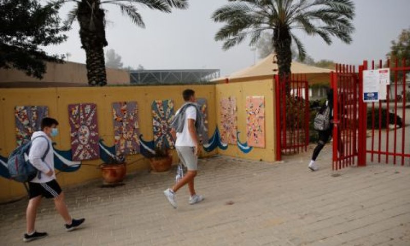 תלמידי תיכון ביד מרדכי [צילום: פלאש 90]