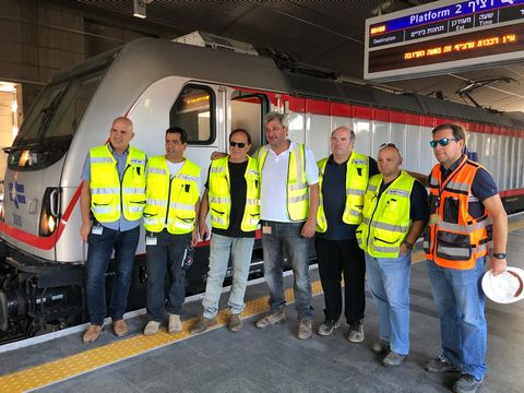 מנכ"ל הרכבת מיכה מייקסנר עם עובדי רכבת ישראל במהלך הניסוי