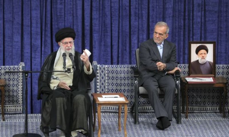 חמינאי, פזשכיאן. הנחיות לבנקים [צילום: AP/לשכת מנהיג אירן]