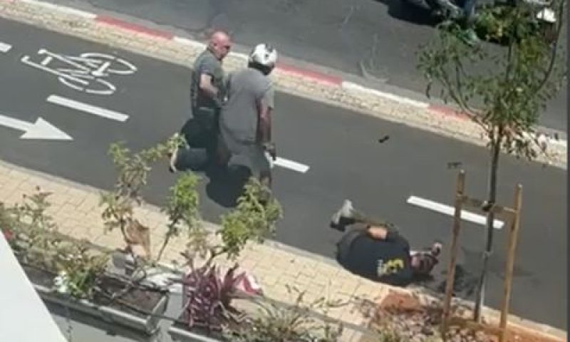 רגע הירי במחבל שביצע את הפיגוע ברמת החייל בשבוע שעבר [צילום: לפי סעיף 27א לחוק זכויות היוצרים"]
