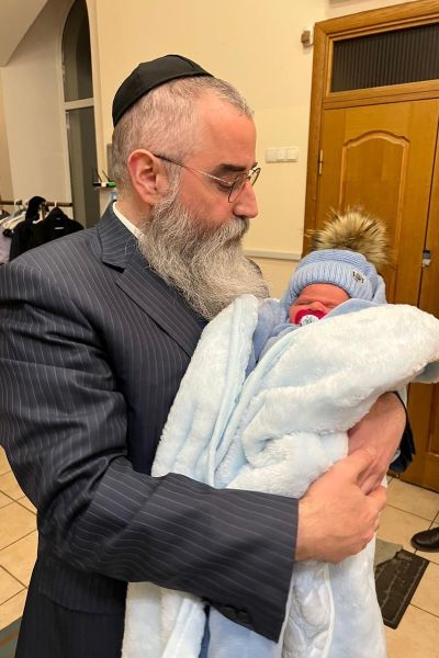 קיבל למעלה ממאה אחים ואחיות