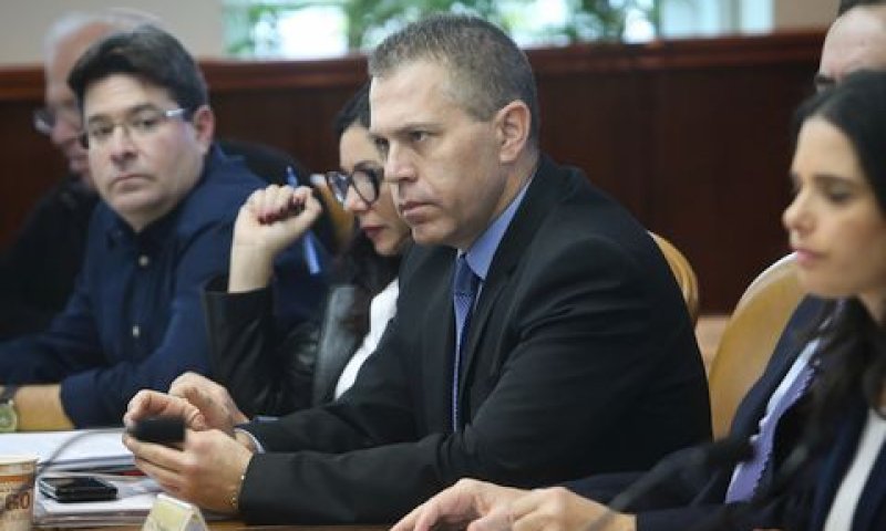 השר ארדן בישיבת הממשלה [צילום: אלכס קולומויסקי]