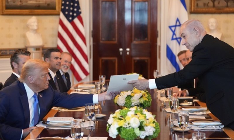 נתניהו מגיש לטראמפ את המכתב [צילום: אלכס ברנדון, AP]