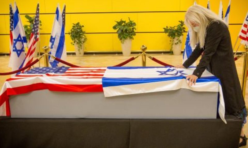 האלמנה מרים אדלסון לצד ארון בעלה[צילום: עמי שומן/ישראל היום]