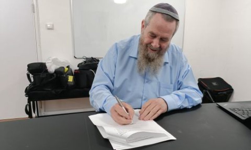 מעוז חותם על הנספח להסכם [צילום: דוברות נעם]
