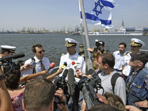 קציני חיל הים מעוררים התענייניות רבה בקרב כלי התקשורת הבינלאומיים [צילום: Klaus-Dietmar Gabbert - NATO]