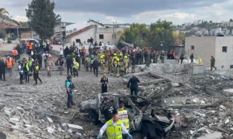 זירת הפגיעה בבית שמש [צילום: כבאות והצלה לישראל]