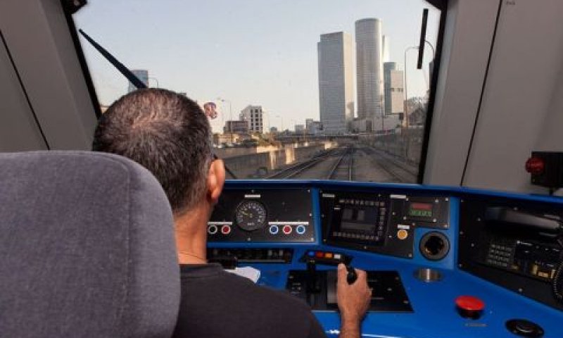 נהג קטר מול מגדלי עזריאלי [צילום: רכבת ישראל]