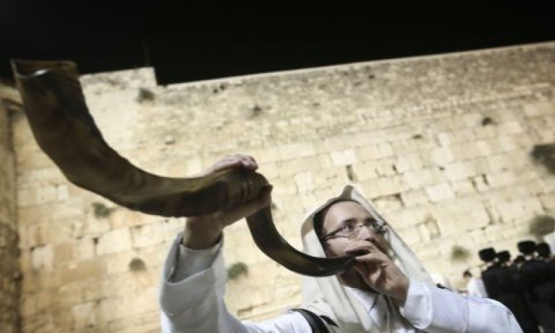 תקיעת שופר בכותל [צילום: פלאש 90]