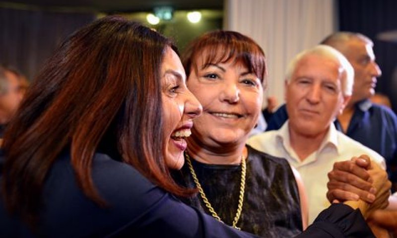 רגב עם פעילי ליכוד [צילום: פלאש 90]