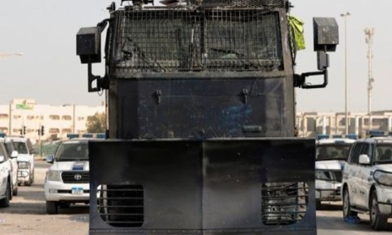משטרה חוסמת את הדרך לאזור הפיצוץ בבחריין [צילום: AP Photo/Hasan Jamali)]