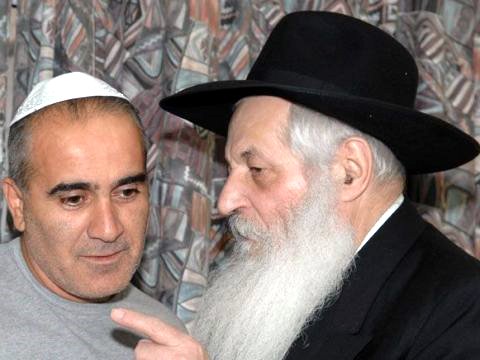 מענדל אהרונוב, אביו של בעל השמחה העצור משוחח עם השוטר [צילום: רז/מאיר דהן, COL]