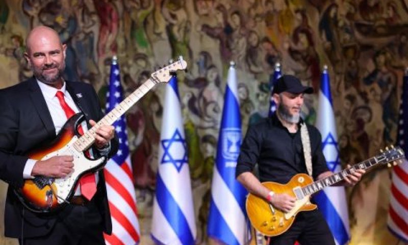 אוחנה והגיטרה החשמלית [צילום: נועם מושקוביץ/דוברות הכנסת]