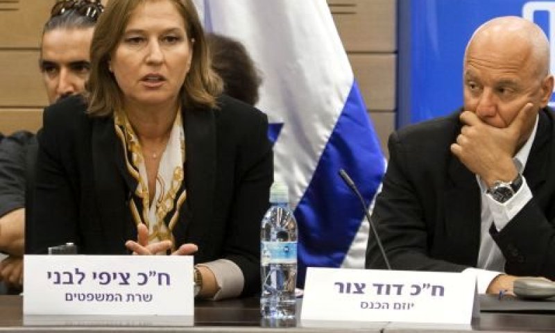 צור ולבני. קונצנזוס למלחמה בסחר בנשים [צילום: פלאש 90]