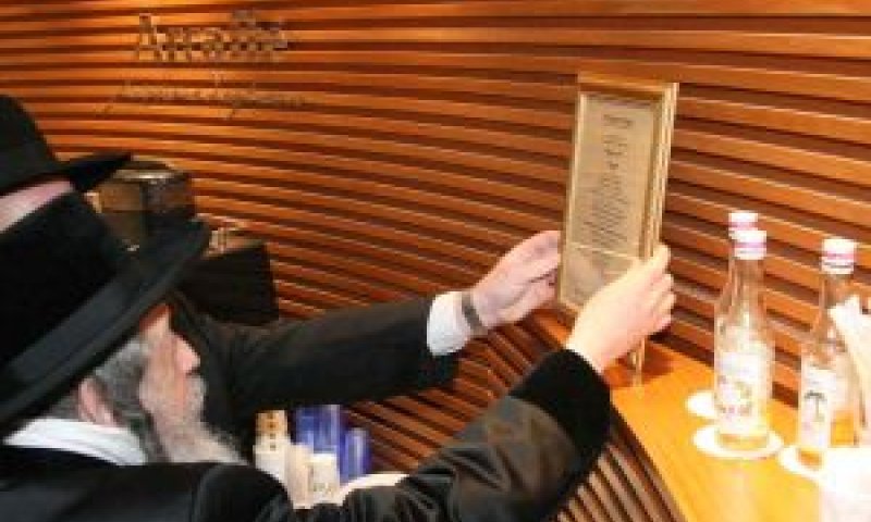 קביעת תעודת ההשגחה [צילום: סיון פרג&acute;]