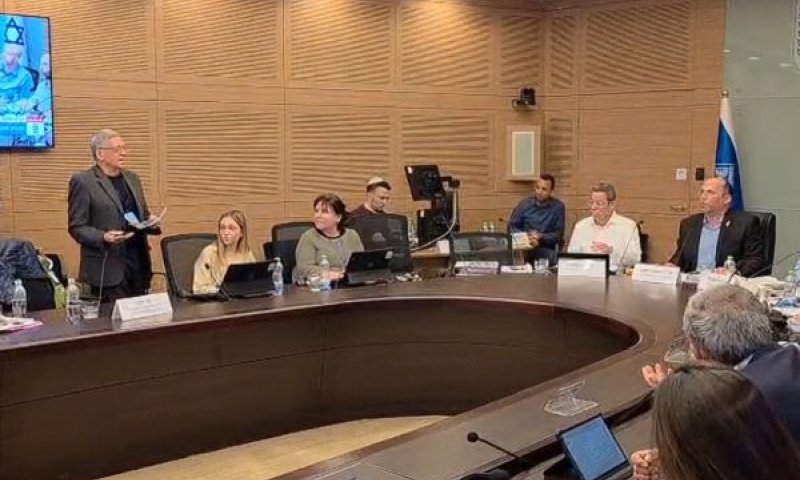 מזוז (עומד) רגע לפני שיצא [צילום: שימוש לפי סעיף 27א לחוק זכויות יוצרים]