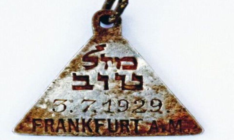תליון ועליו תאריך לידה [צילום: יורם חיימי, רשות העתיקות]