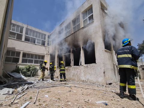 פגיעה ישירה בבית ספר האשקלון [צילום: כבאות והצלה: אלי כהן]