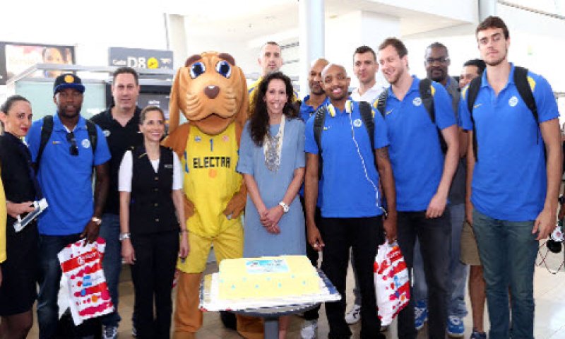שחקני מכבי ת"א, עינת ינאי ראש אגף שיווק באל על ומנהלת השירות בטיסה ענבר ויינשטיין [צילום: סיון פרג']