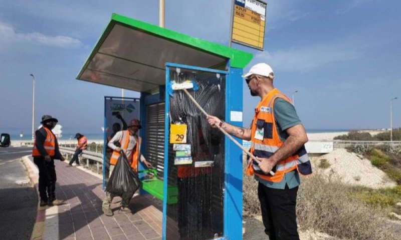 ניקוי תחנת אוטובוס [צילום: נתיבי ישראל]