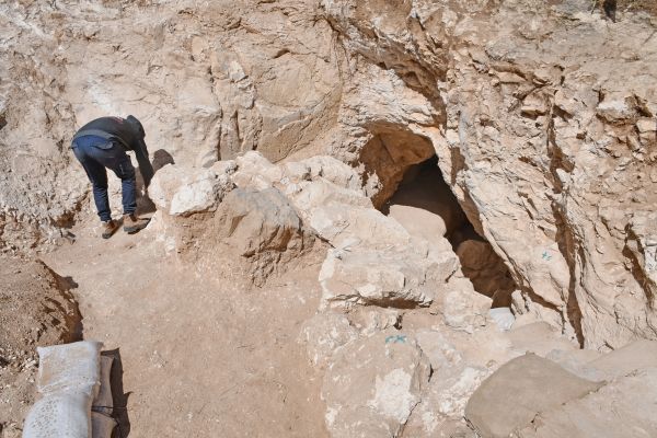 אחת הכניסות לחלל התת קרקעי שנחשף בחפירות בירושלים [צילום: יולי שוורץ, רשות העתיקות]