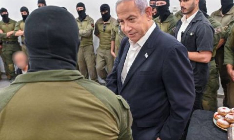 נתניהו עם הלוחמים [צילום: קובי גדעון/לע"מ]