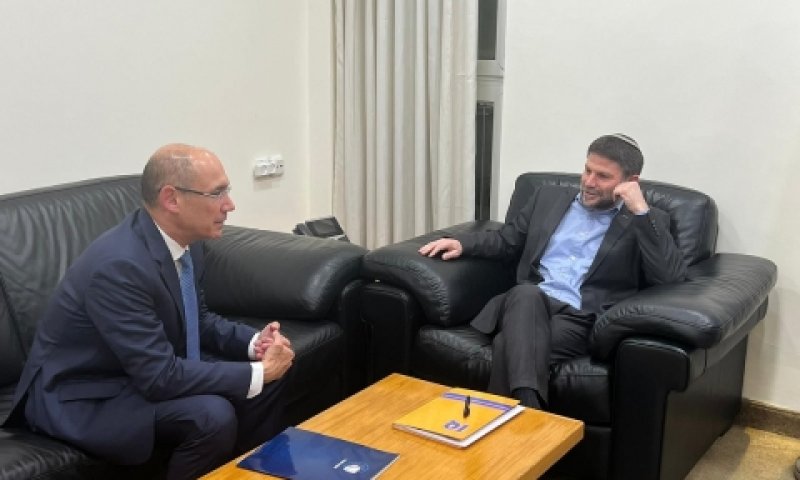 סמוטריץ' ופרופ' ירון, הערב במשרד האוצר [צילום: דוברות משרד האוצר]