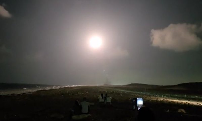 ישראלי החוף הים מתעדים את השיגור [צילום: שימוש לפי סעיף 27א לחוק זכויות יוצרים]