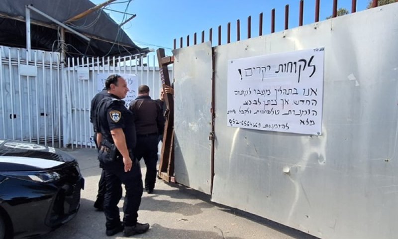 שוטרי השיטור העירוני, סמוך לעסק של קדושים [צילום: עיריית הרצליה]