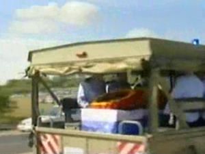 ארונו של אסף רמון מובל לבית העלמין [צילום: מן הטלוויזיה]
