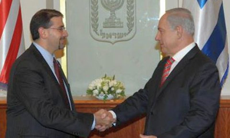 פנה אל שפירו בלשכה בי-ם. נתניהו והשגריר האמריקני [צילום: לע"מ]