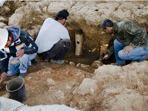 צינורות חרס המעידים על בית מרחץ [צילום: באדיבות רשות העתיקות]