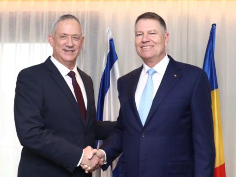 גנץ בפגישה עם נשיא רומניה [צילום: אלעד מלכה]