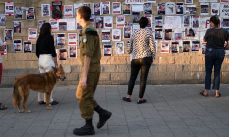 תמונות החטופים על קיר מחוץ למשהב"ט. המספר הולך ועולה [צילום: גיל יערי/פלאש 90]