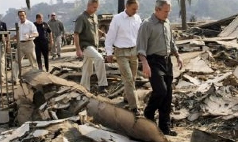ג'ורג' בוש מסייר בהריסות בקליפורניה [צילום: AP]