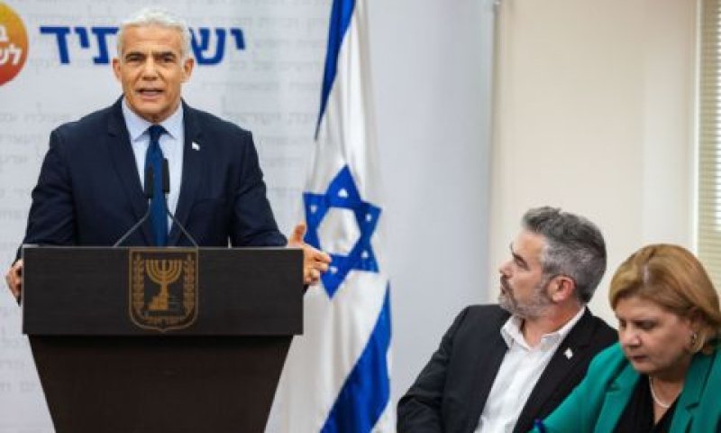 יאיר לפיד בישיבת הסיעה [צילום: יונתן זינדל/פלאש 90]