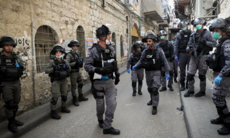 החשוד נעצר ברחוב [צילום ארכיון: יונתן זינדל/פלאש 90]