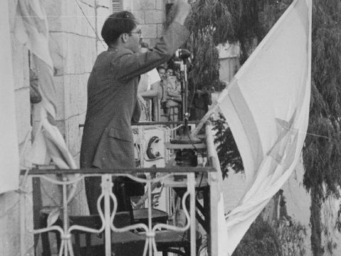 מנחם בגין על מרפסת מלון "רון" (אז ת"א), בהכרזתו על פירוק האצ"ל [צילום: FRED CSASZNIR]